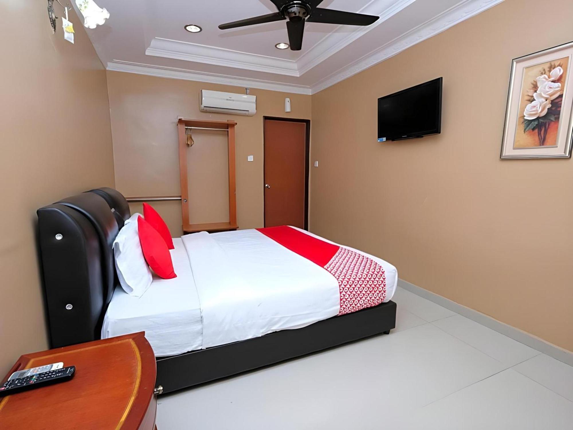 Super Oyo 707 Ayuni Hotel Банги Екстериор снимка