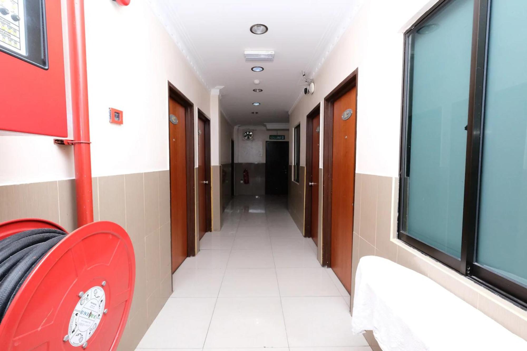 Super Oyo 707 Ayuni Hotel Банги Екстериор снимка