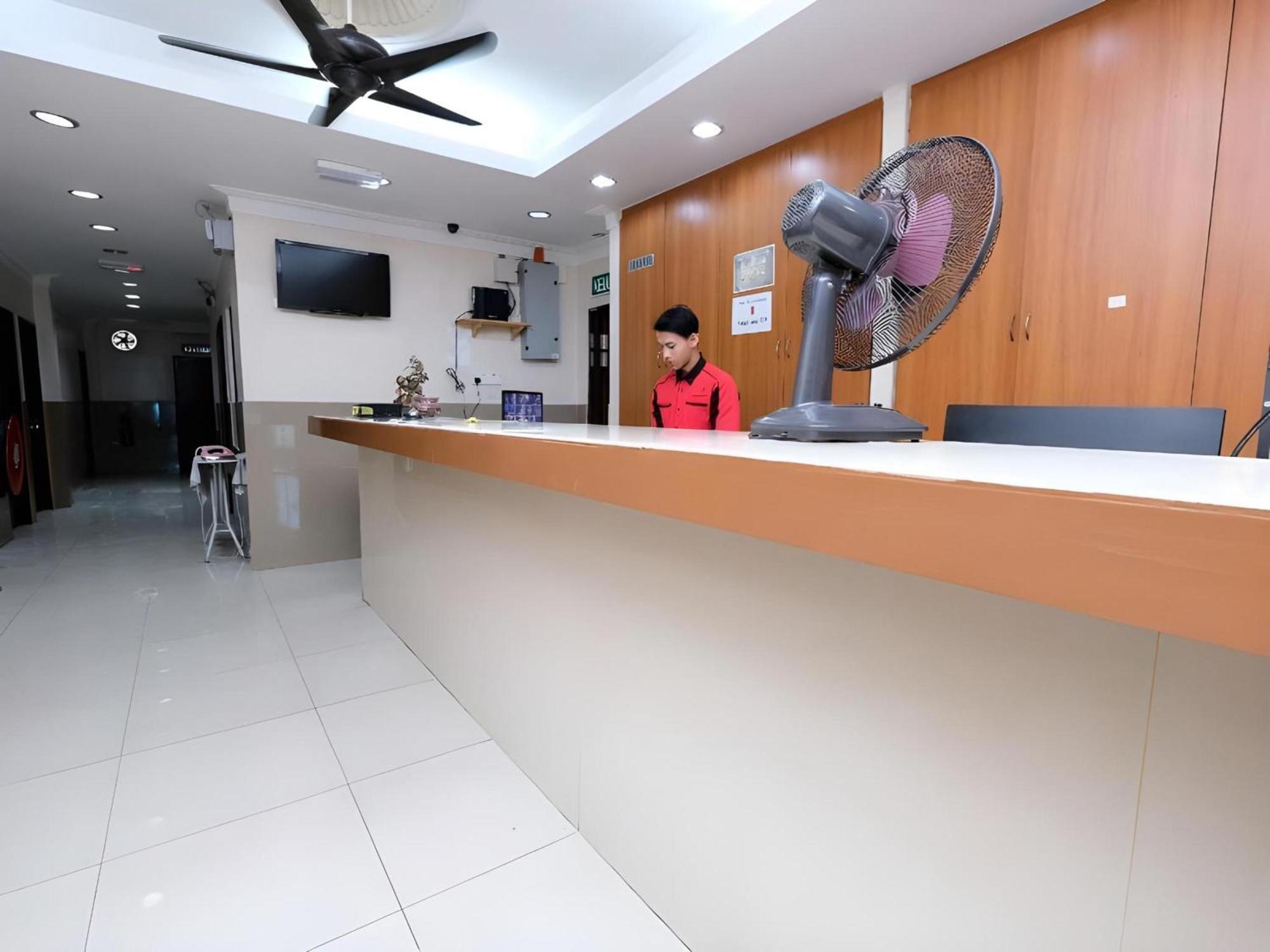 Super Oyo 707 Ayuni Hotel Банги Екстериор снимка